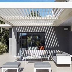 <p>Lames de pergola : comment bien les orienter pour profiter du soleil (ou s’en protéger) ?</p>